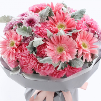 Букет из гвоздик и гербер "Розовый коктейль"